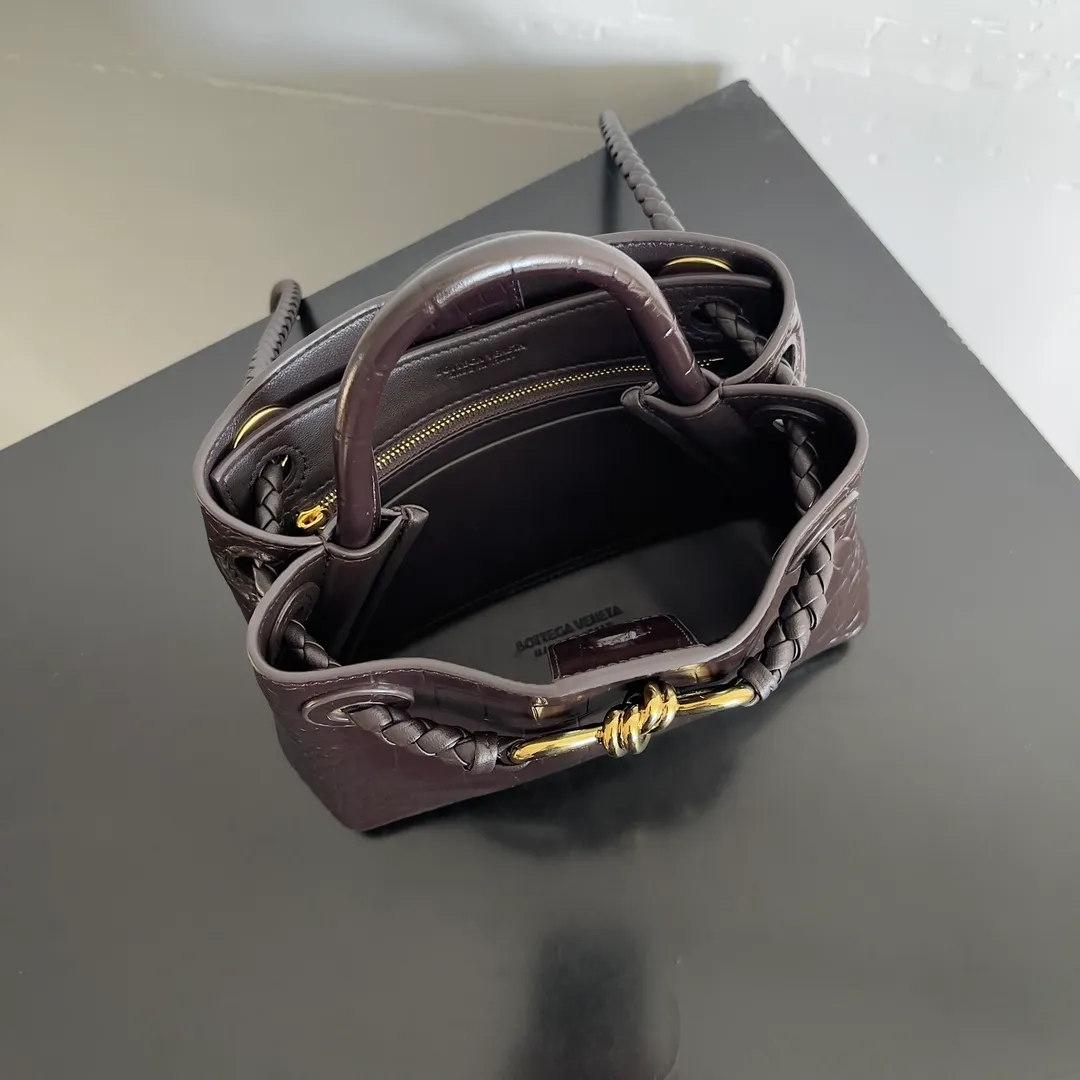Batch 2880 BOTTEGA VENETA new women's crocodile leather ANDIAMO is shipped! ! ! As a classic model of the BV family, each innovation brings different surprises to fans. There are three ways to carry it with different makeup. Crocodile skin is called the gold in leather and is famous for its top luxury and rarity. During use, the luster of the crocodile skin will not fade or fade with time. No matter how long it is used, it will still remain new. And because each crocodile skin is different, the effect of each crocodile leather bag is different. Style number: 777614 Size: 22*9*15.5cm